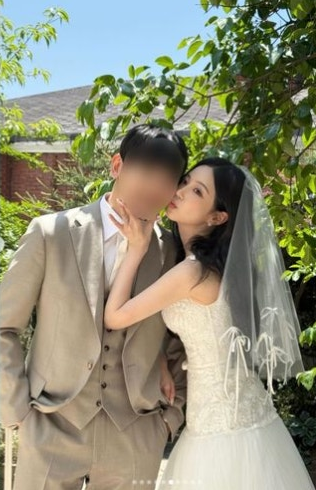 “주지훈 닮은 예비신랑?”... 윤하정, 웨딩화보 공개하자 모두가 시선 집중한 이유.jpg