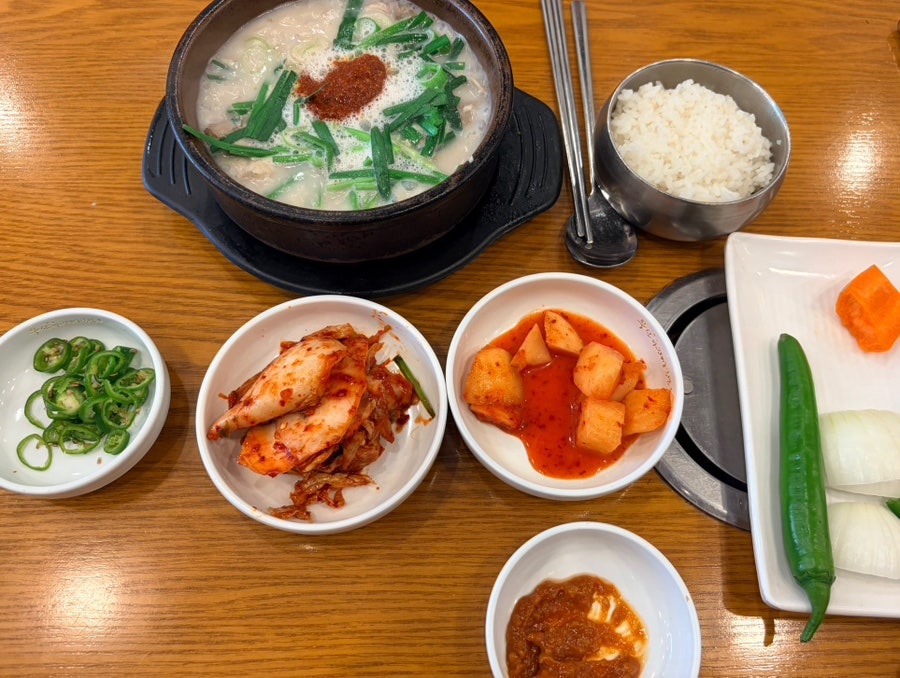 부산아지매국밥 가재울뉴타운점 사진 1