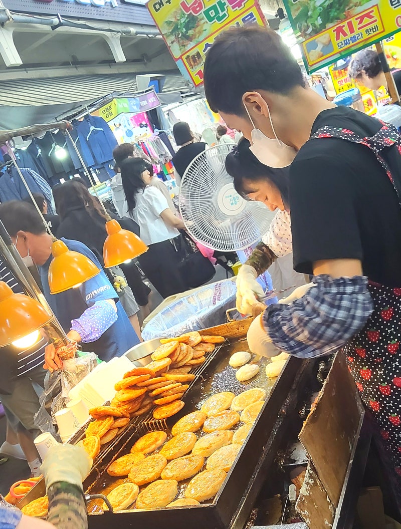 대구 서문시장 먹거리 추천 | 대구10미 납작만두부터 녹두빈대떡·씨앗호떡까지 꼭 먹어야 할....