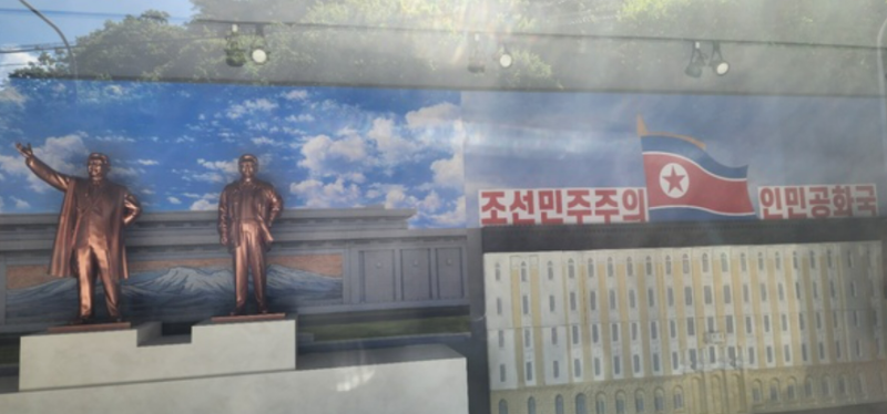 파주 '북한박물관', 김일성·김정일 동상 전시