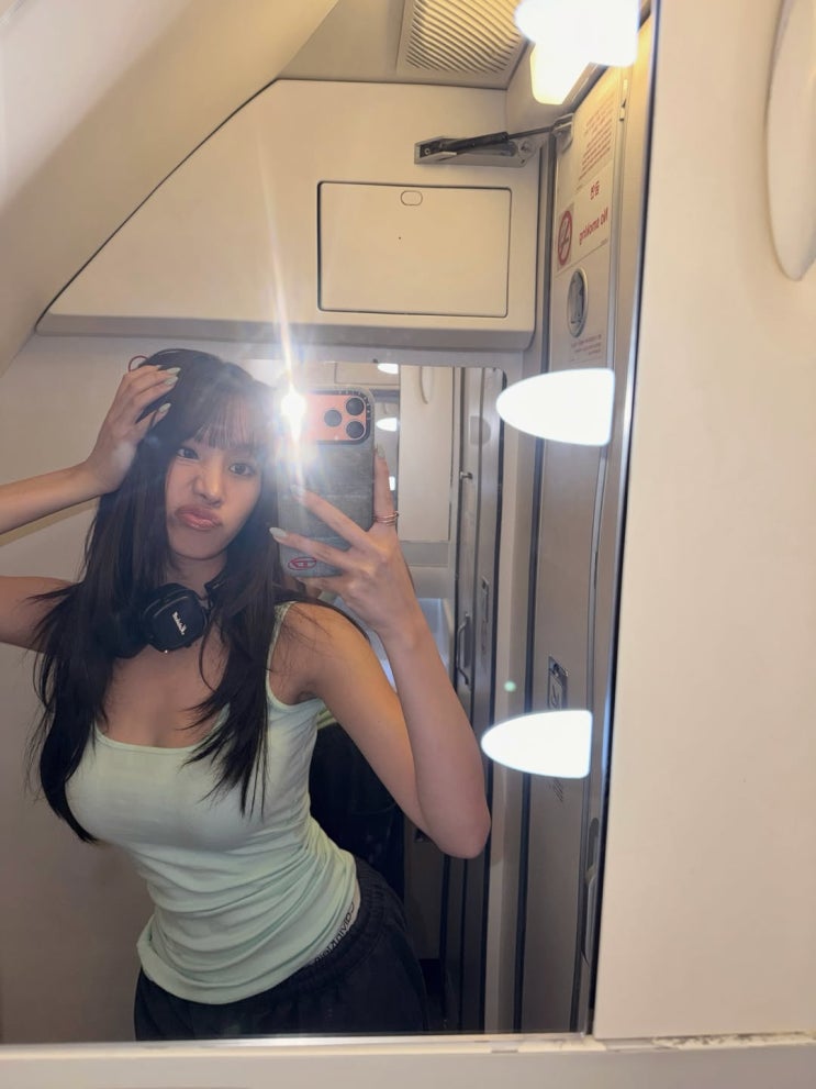  新 워터밤 여신이 거울 셀카로 증명한 역대급 크롭탑 핫 서머 룩 ft. 나띠