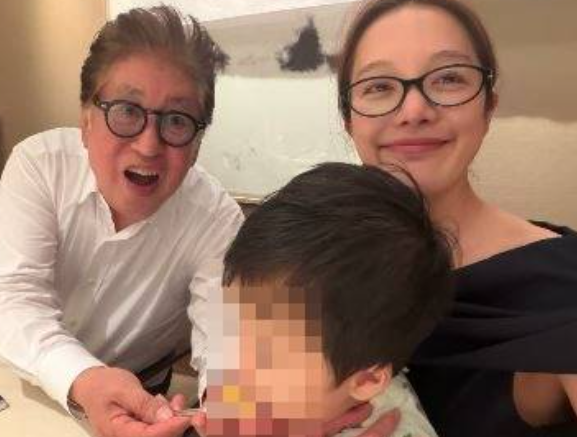   김용건, 손자 품에 안고 환한 미소… 황보라 가족과 함께한 특별한 하루 화제
