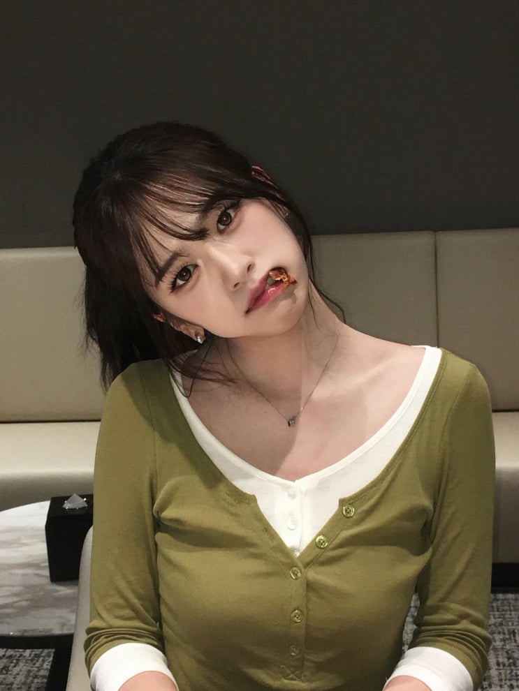  아이브 안유진 인스타 사복, 올리브 가디건 티셔츠 레이어드 간절기룩 코디