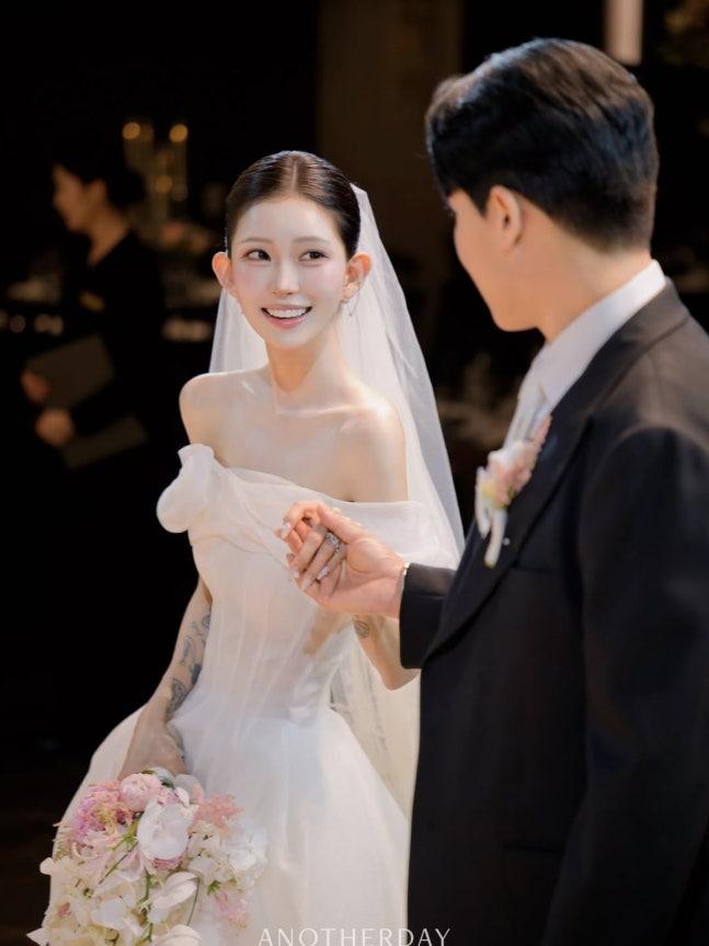  故 최진실 딸 최준희 결혼식 본식 사진 공개…11살 연상 신랑과 영화 같은 웨딩 화제