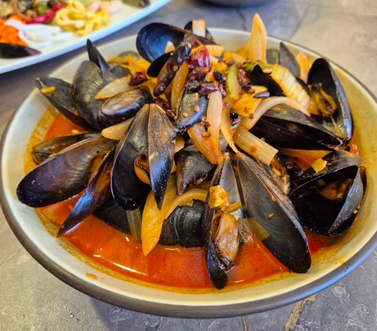  천안시 가성비 맛집 투어 '홍콩앤홍교' 중식과 양꼬치를 한 번에 해결하는 찐 로컬 맛집 재방문 후기