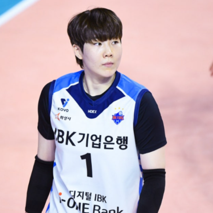 어깨수술후 재활중인 이소영!! 복귀는 자리가 없는 IBK기업은행보다는 SOOP이 어떨까?? 고액연봉이 아니라면 쏠쏠하게 쓸 수 있는 선수일텐데..리더십을 갖춘 주장과 백업수비수로.