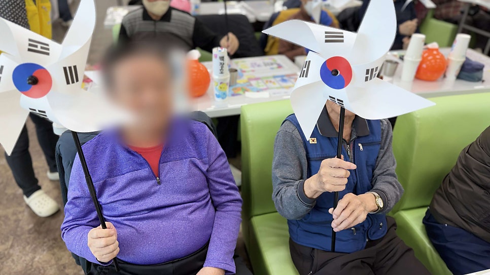 대천주간보호센터 어르신들과 함께한 3.1절 태극기 만들기와 즐거운 일상 이야기