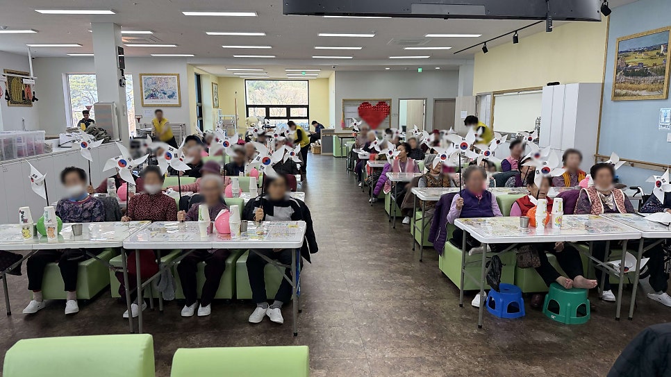 대천주간보호센터 어르신들과 함께한 3.1절 태극기 만들기와 즐거운 일상 이야기