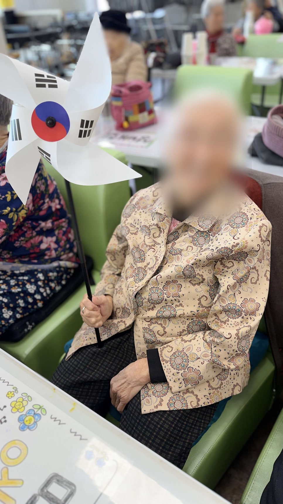 대천주간보호센터 어르신들과 함께한 3.1절 태극기 만들기와 즐거운 일상 이야기
