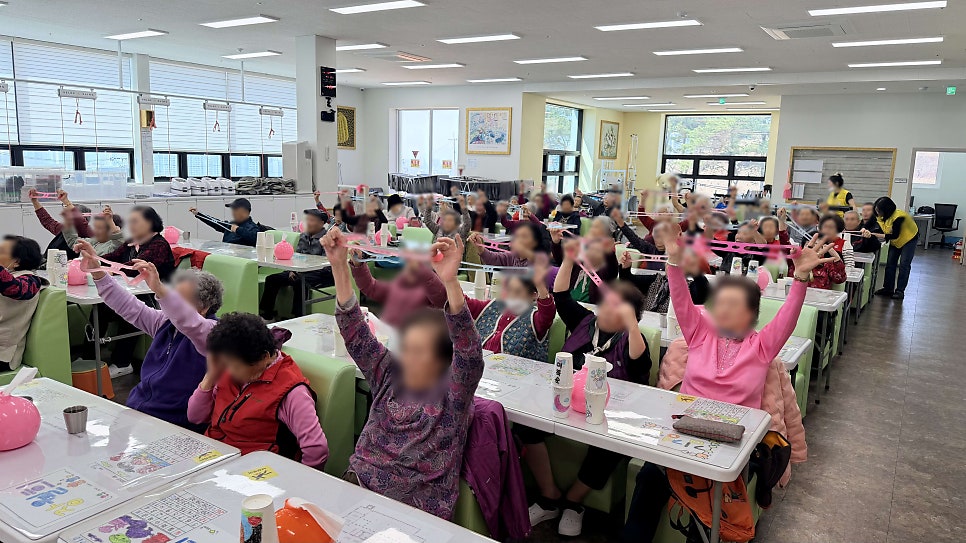 대천주간보호센터 어르신들과 함께한 3.1절 태극기 만들기와 즐거운 일상 이야기