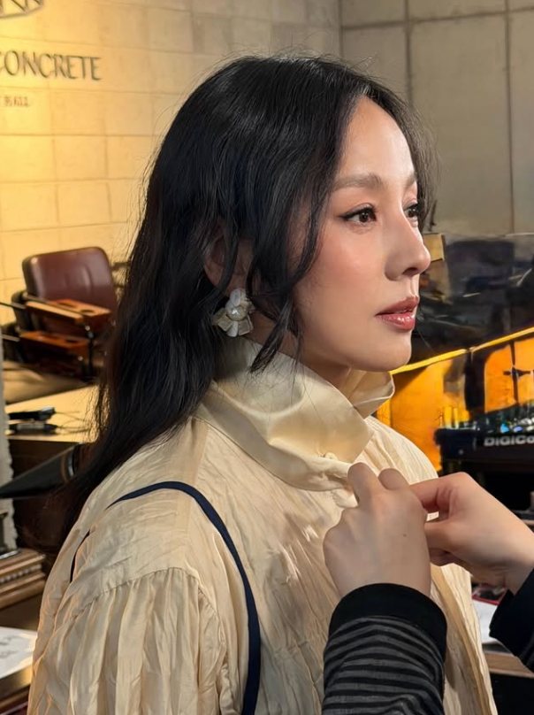  슈퍼스타의 귀환 이효리, 풀메이크업 하나로 올킬! 요가 선생님의 소름 돋는 반전