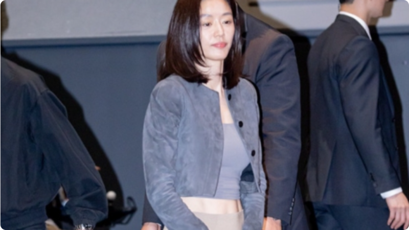 “이 몸매가 실화냐?” 전지현 군체 시사회 11자 복근 및 스웨이드 자켓 스타일링 분석