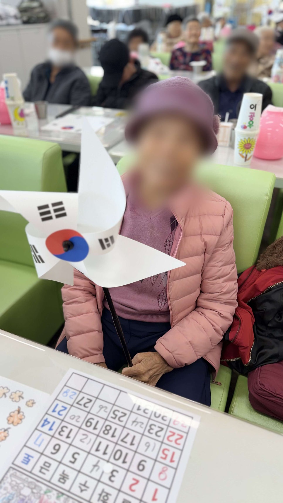 대천주간보호센터 어르신들과 함께한 3.1절 태극기 만들기와 즐거운 일상 이야기