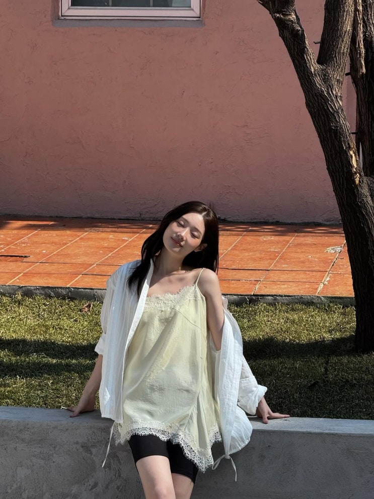  서정적이며 우아한 여름 코디의 미학, 정채연의 데일리룩 패션 w. 온앤온