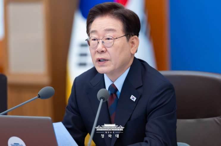 李, 국무·비상경제점검회의…"미래 국방력의 핵심전략자산... 