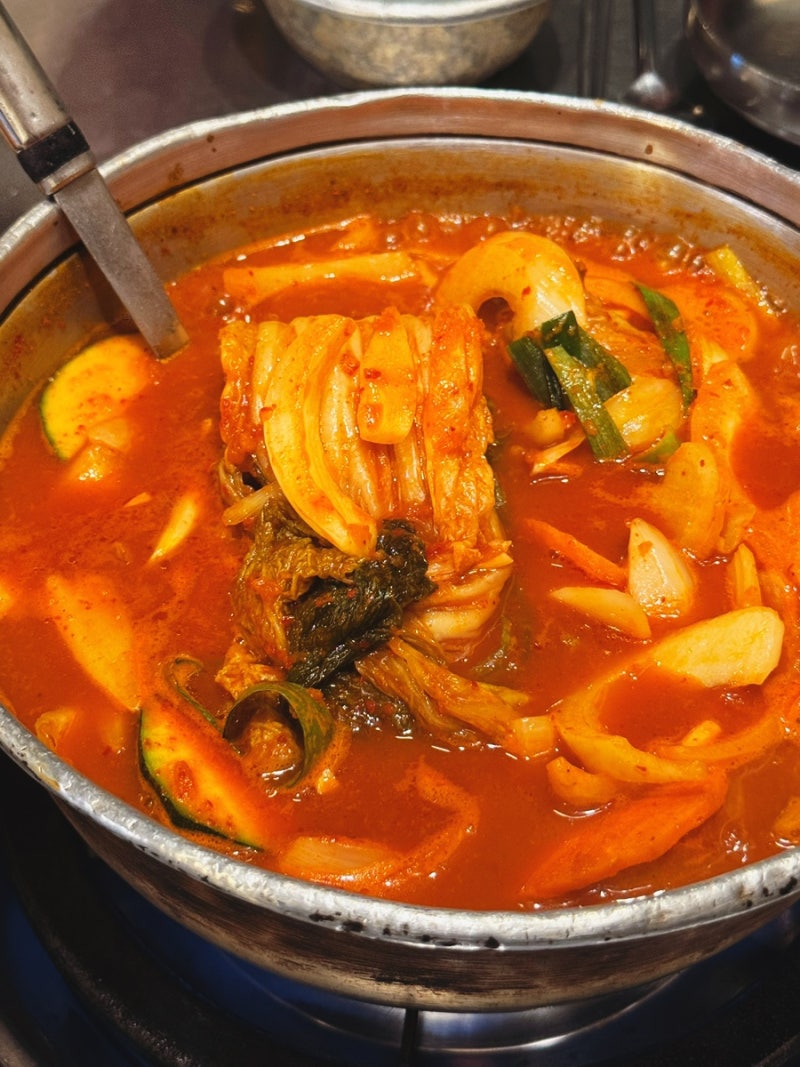 산본역 산본중심상가 김치찌개 얼큰 닭고기탕 맛집 양은냄비