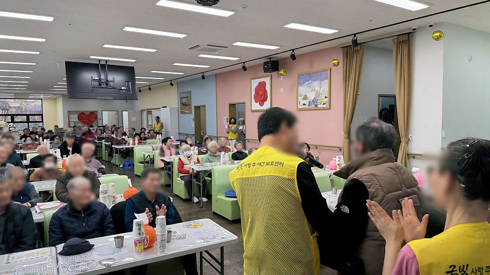대천주간보호센터 어르신들과 함께한 3.1절 태극기 만들기와 즐거운 일상 이야기
