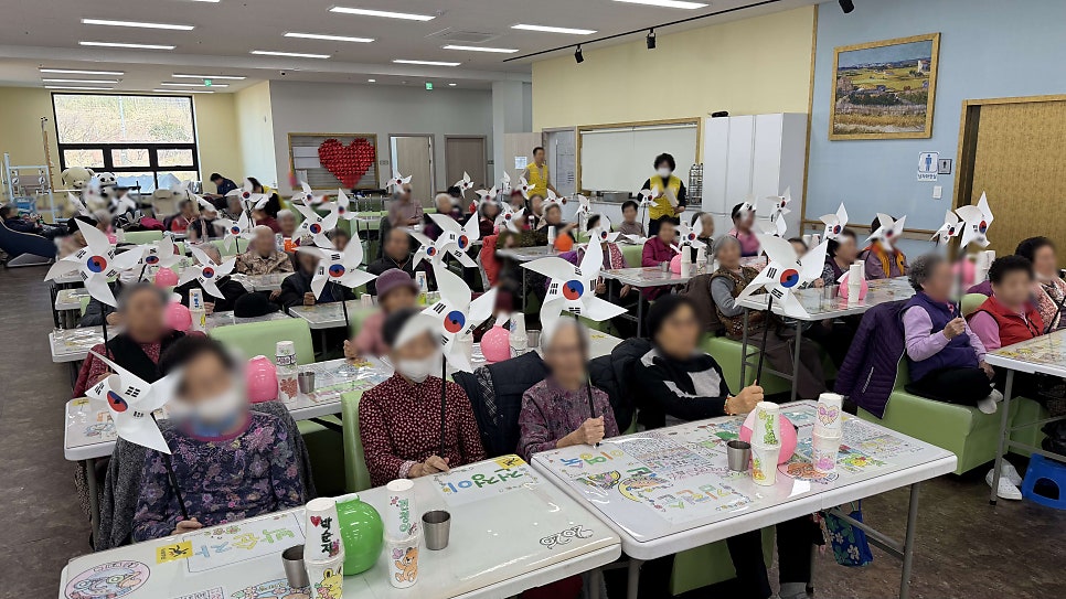 대천주간보호센터 어르신들과 함께한 3.1절 태극기 만들기와 즐거운 일상 이야기