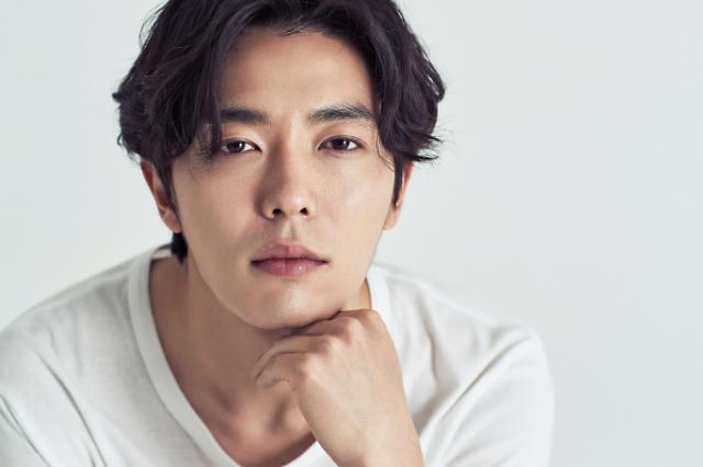 세련된 잔상을 남기는 눈빛, <b>배우</b> <b>김재욱</b> 나이 키 프로필 알아보기