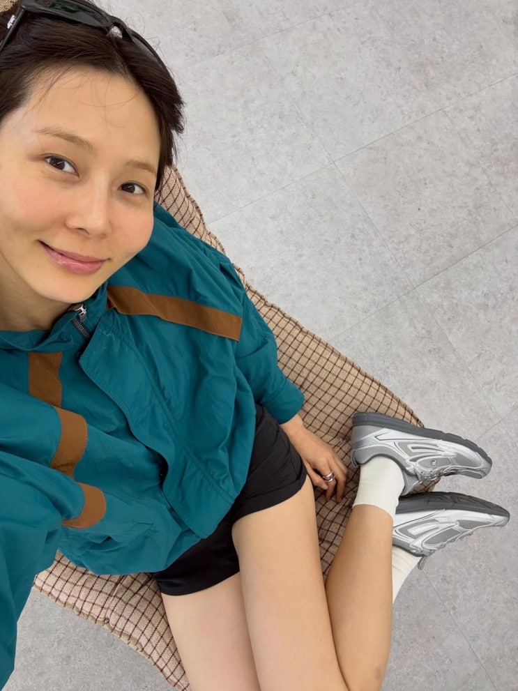  초 여름날 휠라 운동화 한스푼 더한 김나영이 증명한 여자 패션 아이콘의 위엄