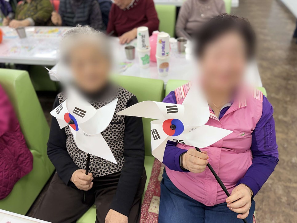 대천주간보호센터 어르신들과 함께한 3.1절 태극기 만들기와 즐거운 일상 이야기
