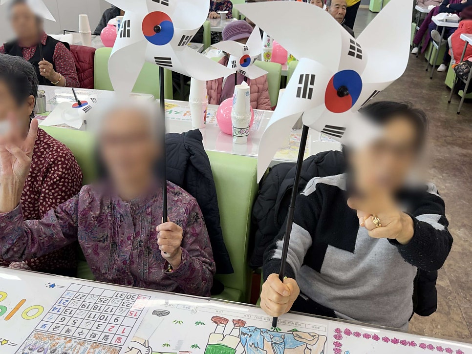 대천주간보호센터 어르신들과 함께한 3.1절 태극기 만들기와 즐거운 일상 이야기