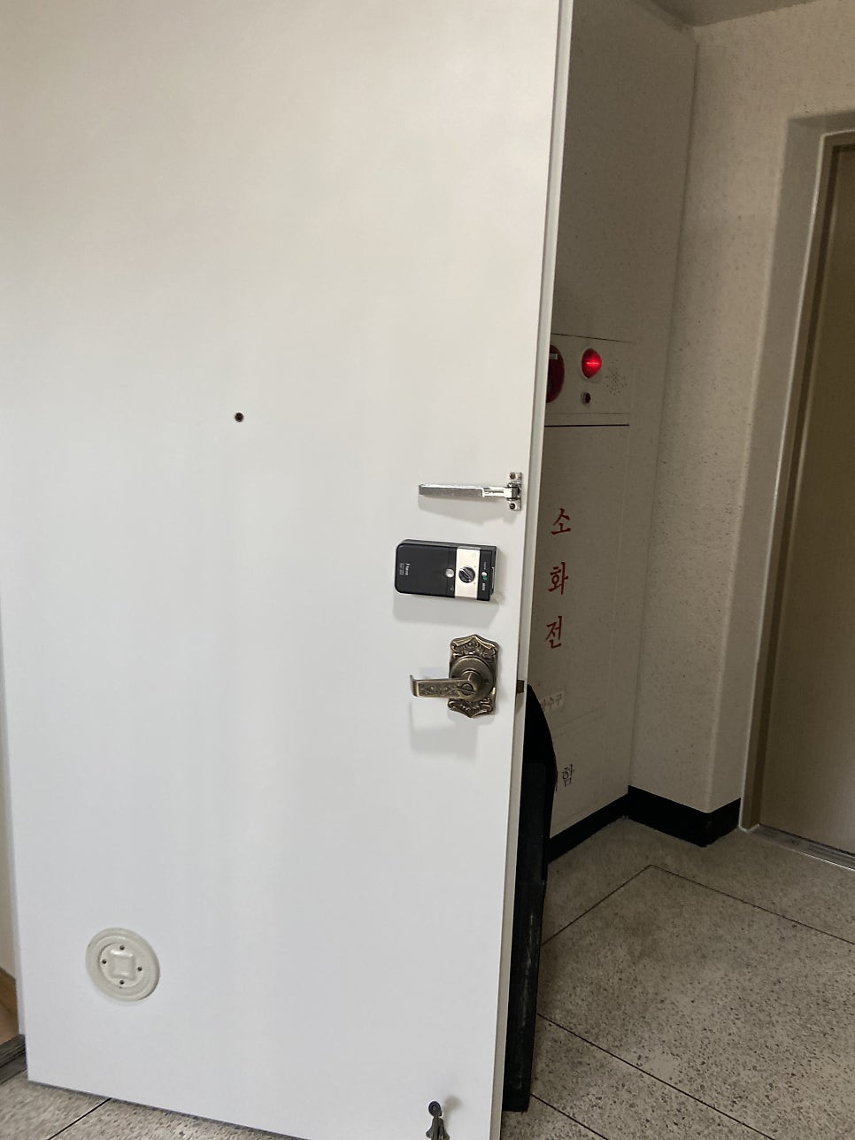 수원시트지 시공｜지저분했던 현관문 안쪽, 시트지 작업으로 깔끔하게 복원한 후기