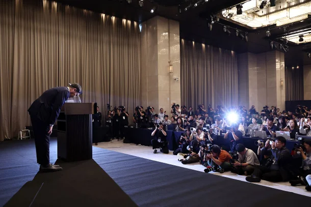 <b>스벅</b> 사태에 고개 숙인 회장/코스피, 8000도 넘겼어요/신임... 