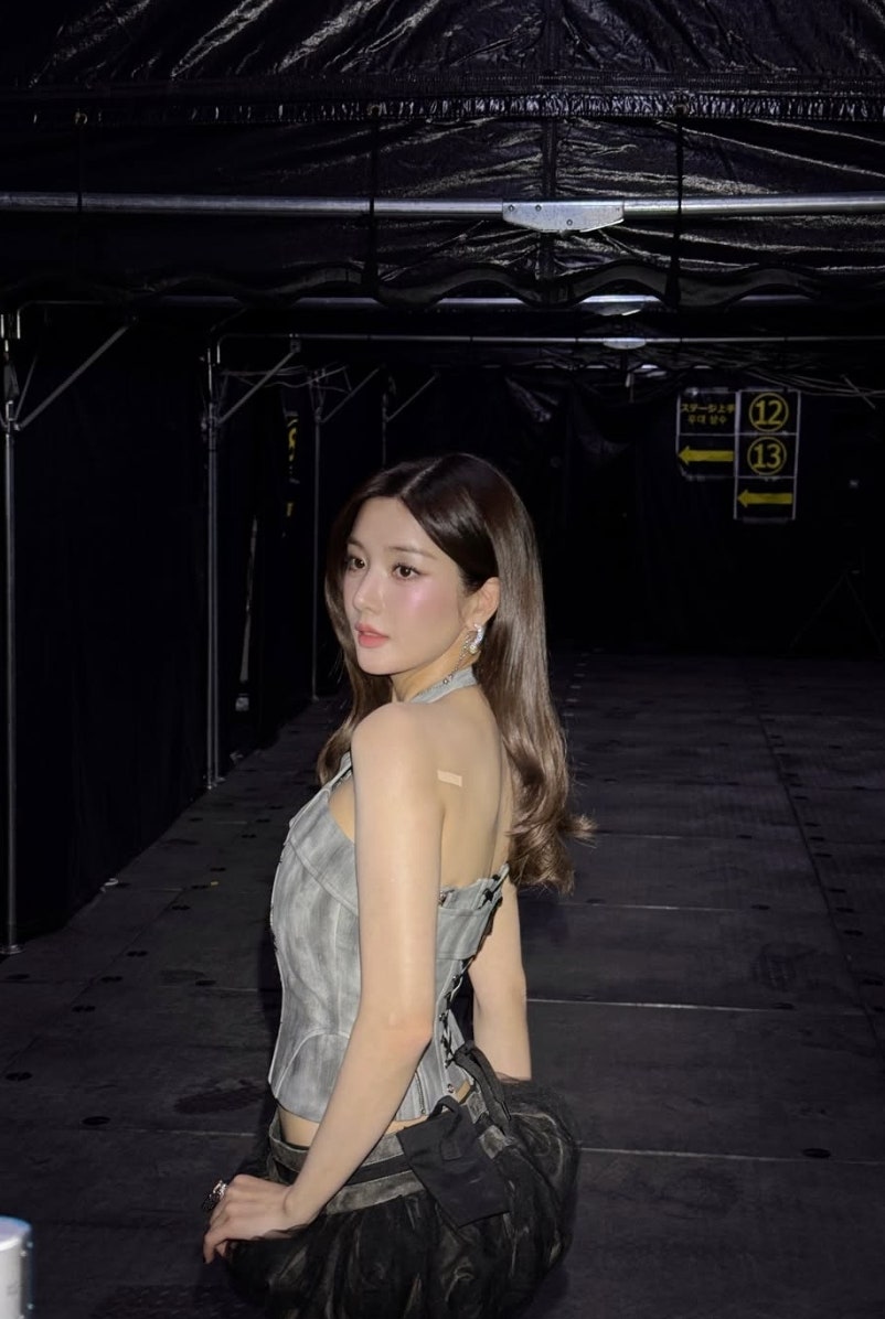 권은비, 도쿄 백스테이지 포착…클래스가 다른 ‘압도적 비주얼 아우라’