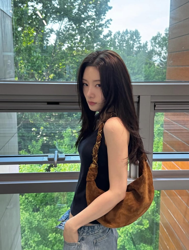  정채연 인스타 여름 민소매 코디에 더해진 청바지 매치 방법 따라잡기