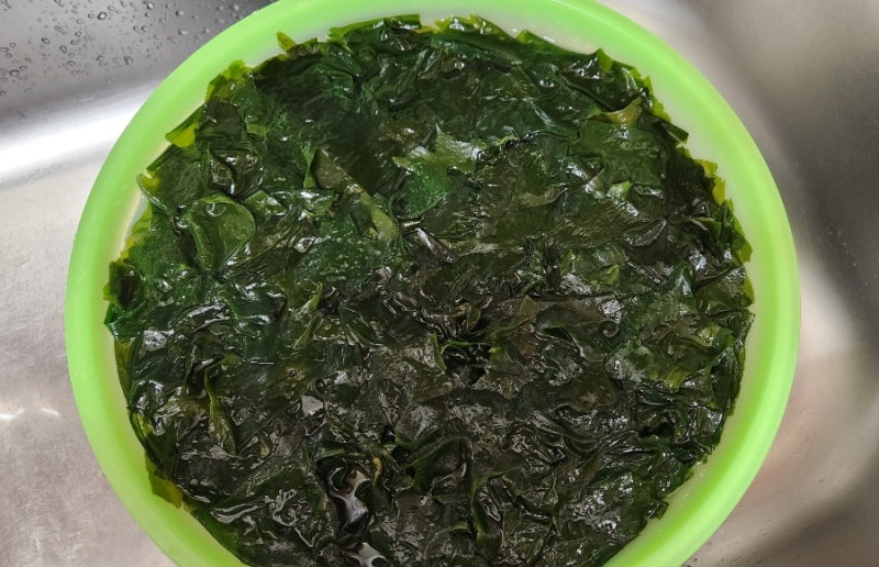 소고기 듬뿍 생일 미역국 끓였어요 핏물 안 빼고 끓이는 법 알려드릴게요