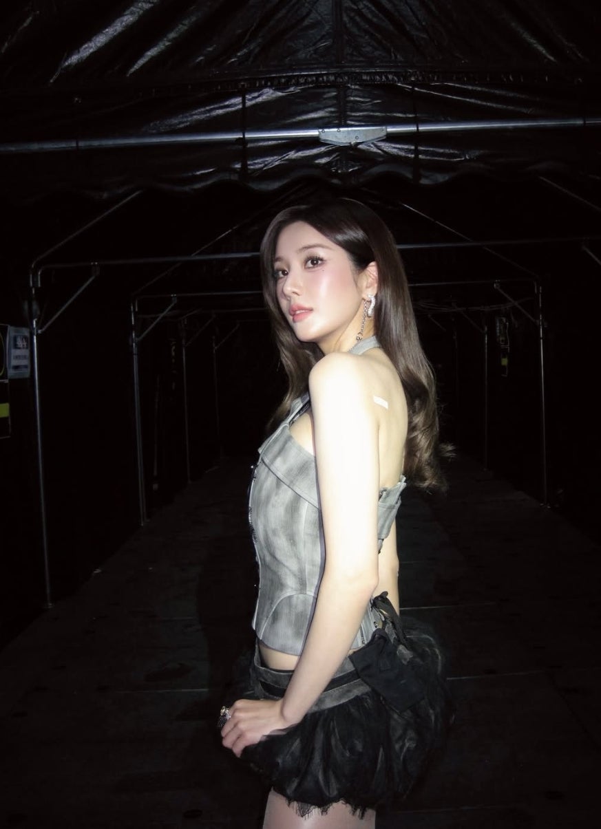 권은비, 도쿄 백스테이지 포착…클래스가 다른 ‘압도적 비주얼 아우라’