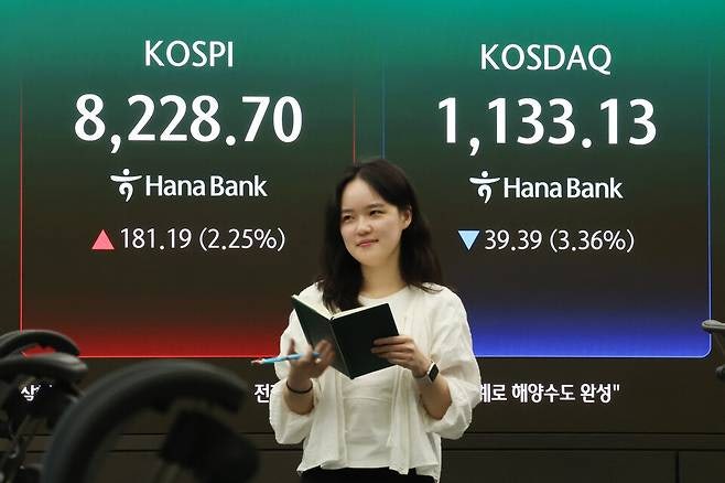  코스피 사상 최초 8200선 돌파 대폭등... 삼성전자·SK하이닉스 신기록에 개미들 비명 지른 이유
