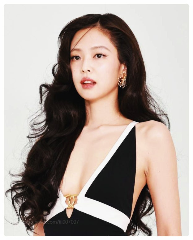제니 명치까지 파인 파격 노출에도 당당함 폭발, 글로벌 퀸의 압도적 아우라