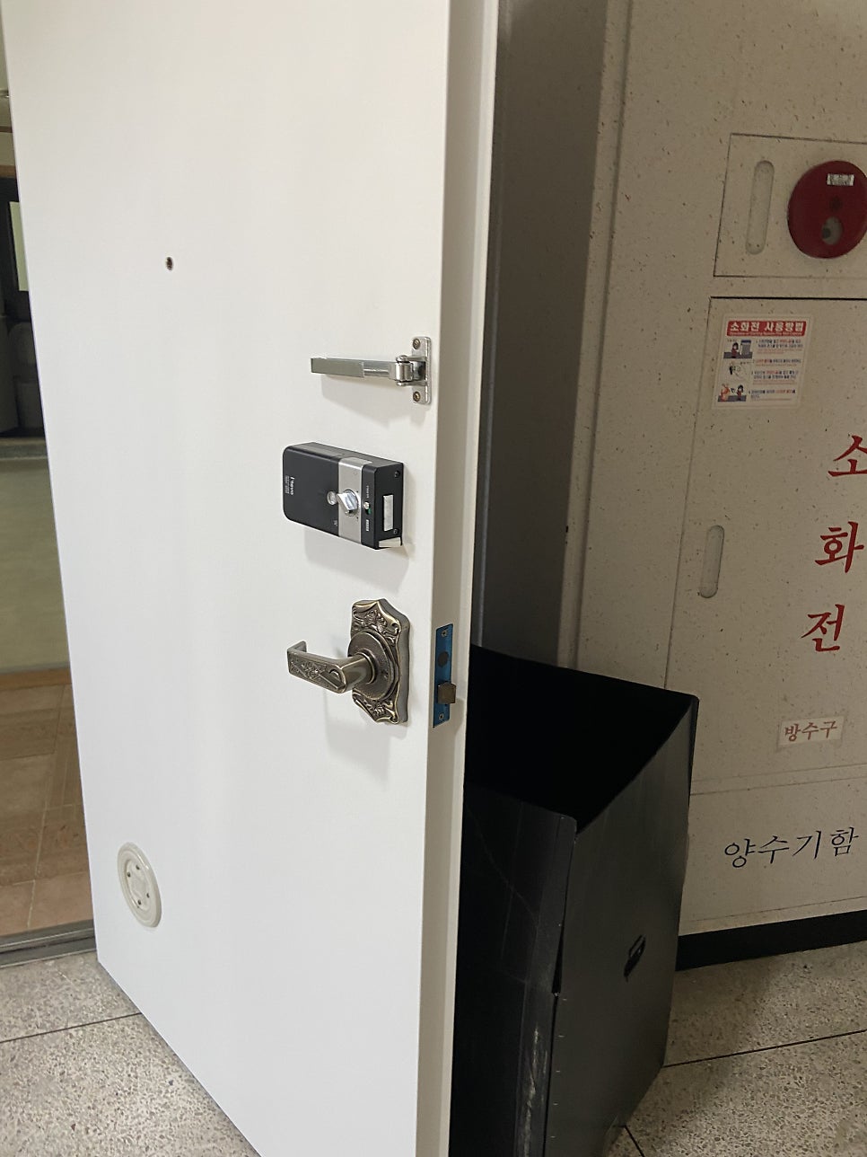 수원시트지 시공｜지저분했던 현관문 안쪽, 시트지 작업으로 깔끔하게 복원한 후기