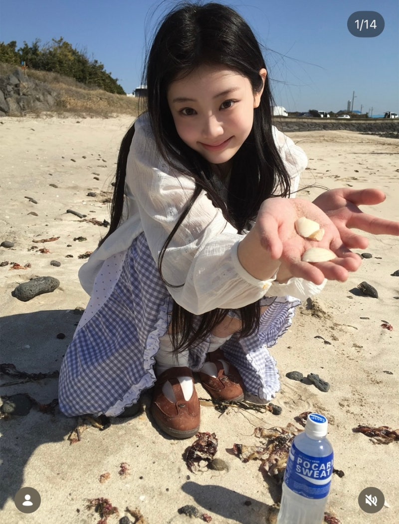아일릿 원희 인스타 사진 여자 블라우스 스커트 코디 스타일 추천