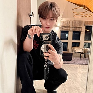 40대가 맞아? 미러 앞 김재중 여전한 미로틱 스타일 화제