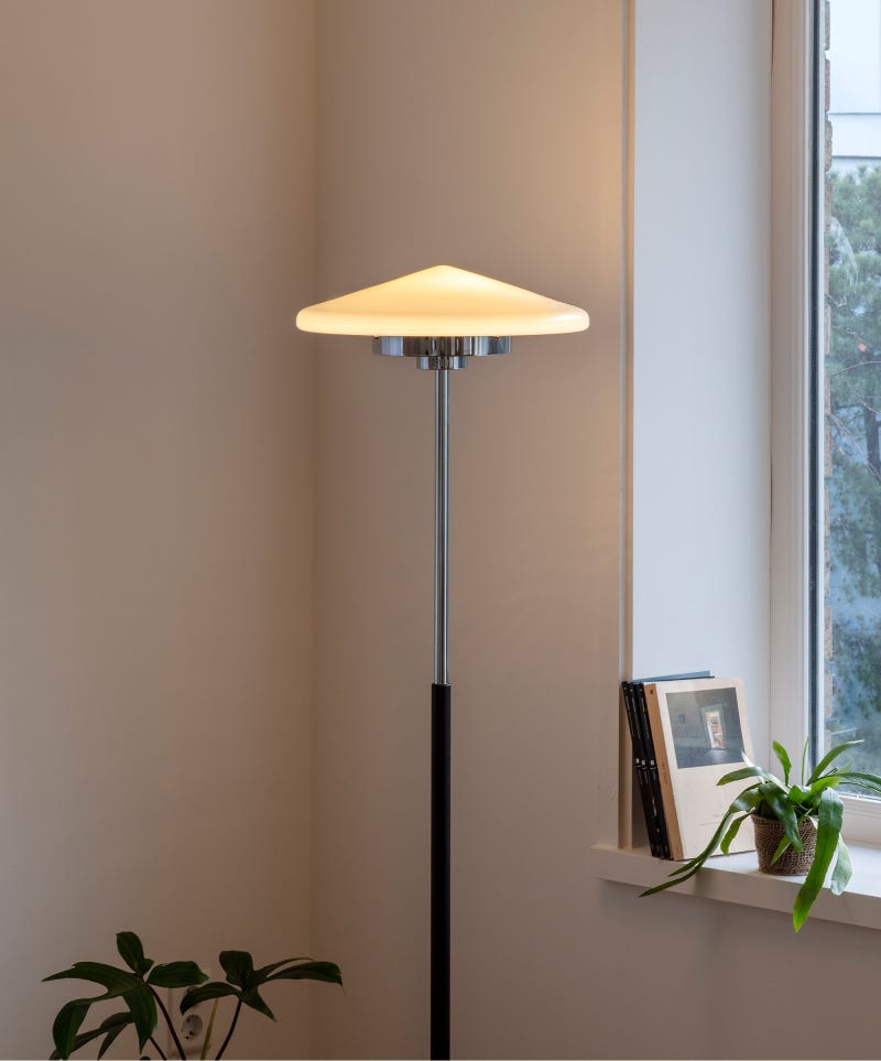 잭슨카멜레온 Cone Floor Lamp 후기｜작은 거실에도 잘 어울리는 감성 조명