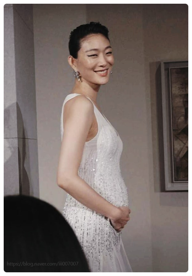 샤넬 런웨이서 D라인 깜짝 공개한 최소라, 결혼 7년 만에 찾아온 경사에 난리 난 이유