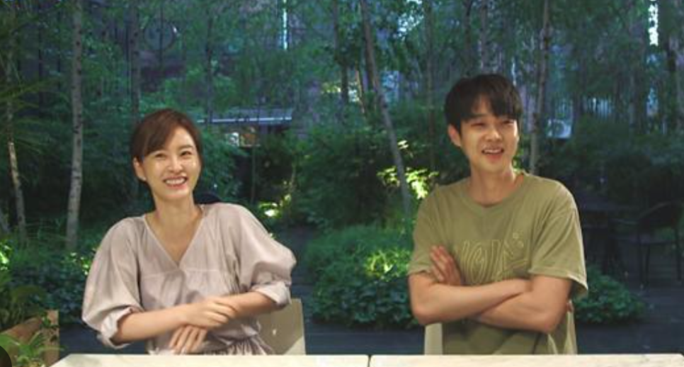 "이게 진짜 찐친이라고?" 정유미·최우식 역대급 설레는 투샷 비하인드