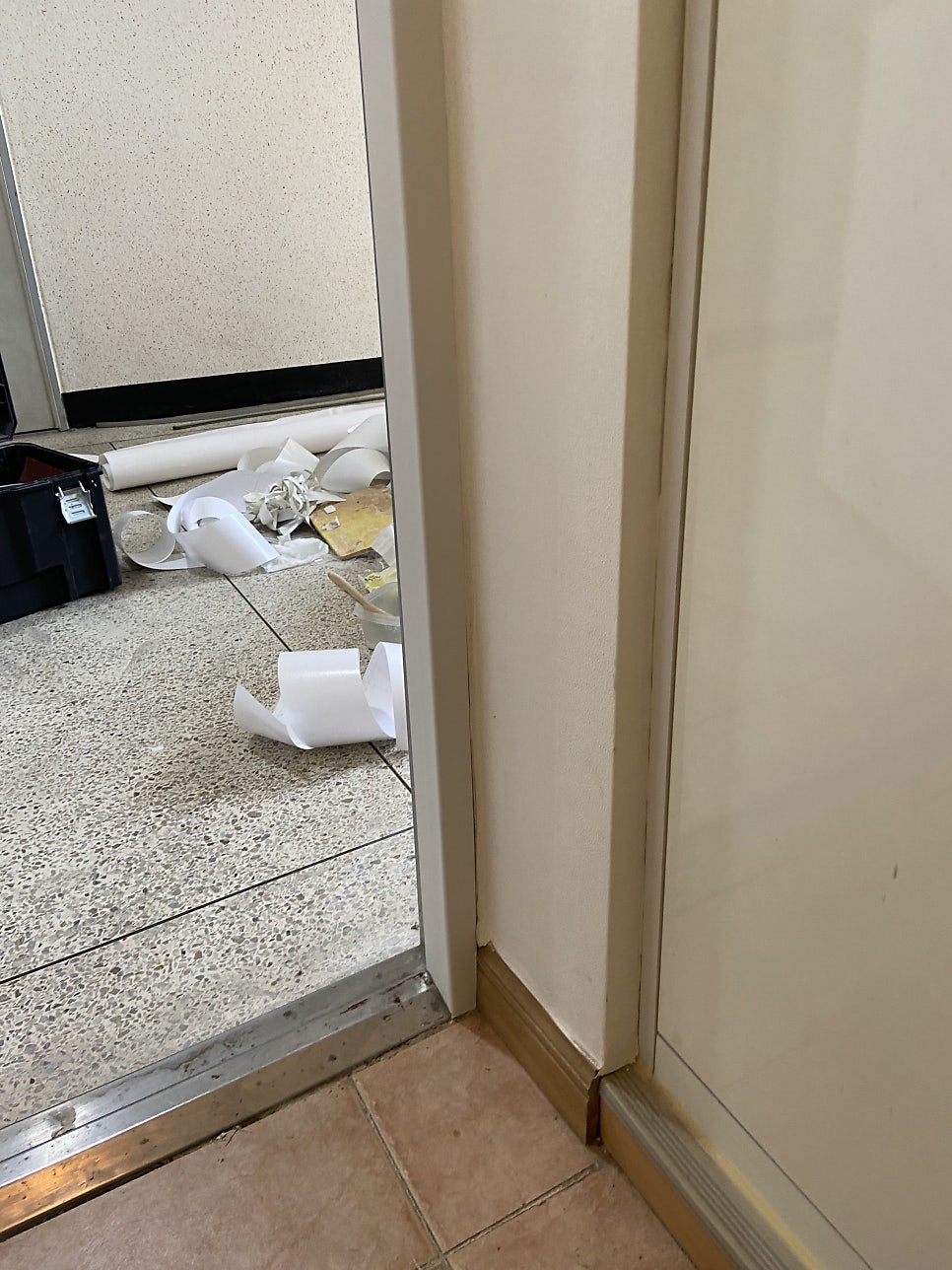 수원시트지 시공｜지저분했던 현관문 안쪽, 시트지 작업으로 깔끔하게 복원한 후기