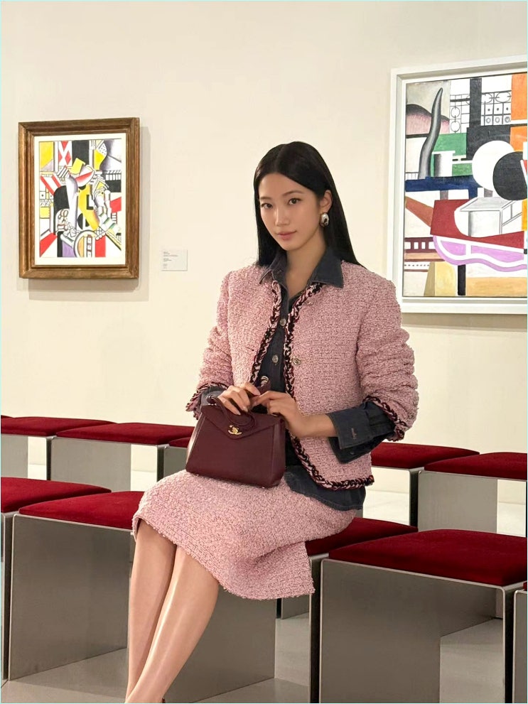  핑크 트위드에 청남방? 카즈하 샤넬 하객룩 미친 센스 폭발한 이유