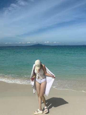 "개구리 닮았다더니.." 단상 위 롯데 아이콘 됐다는 김나현 치어리더 비키니 패션 화제