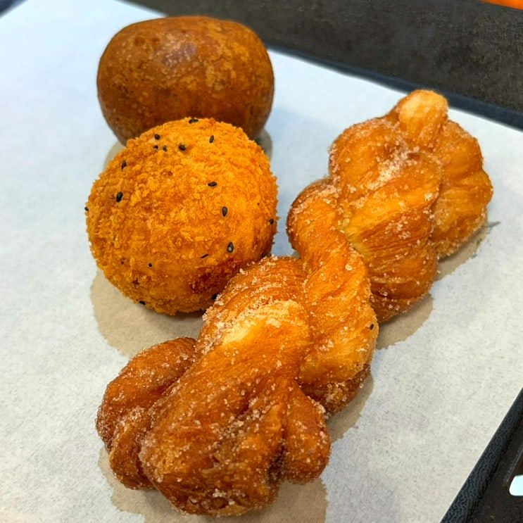 대구 고로케 맛집 송사부고로케 메뉴 종류 가격 칼로리 맛: 송사부수제쌀고로케 이마트월배점(바삭64겹꽈배기&감자쫀득볼&찹쌀도넛)