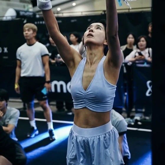 "진짜 53세 맞나요?" 션이 공개한 정혜영의 놀라운 근황, 피트니스 대회 점령한 탄탄한 근육질....