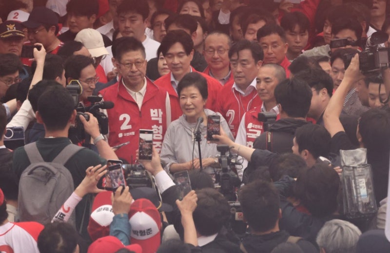 박근혜 전 대통령, 부산서 국민의힘 후보 지지 유세