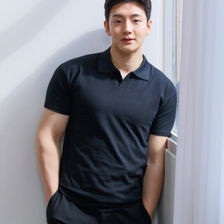  머슬핏 반팔 오픈 카라 티셔츠 - 어깨라인을 살려주는 핏