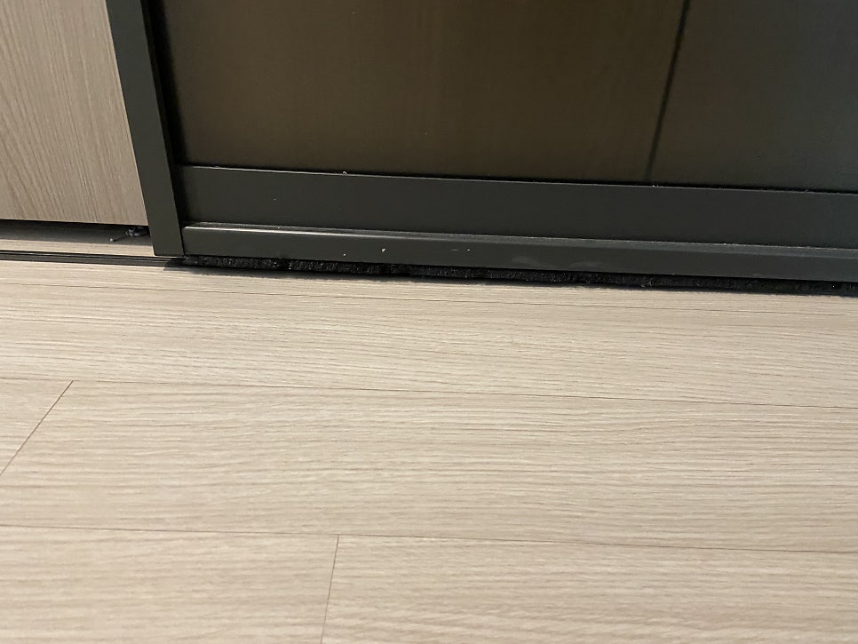 부평 슬라이딩 도어 수리｜문이 바닥에 끌리던 현관 중문, 원인은 ‘닳은 바퀴’였습니다