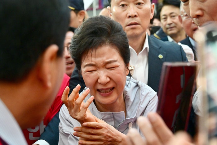 손목 아픈 박근혜, 지방선거 유세에 휩싸인 하루