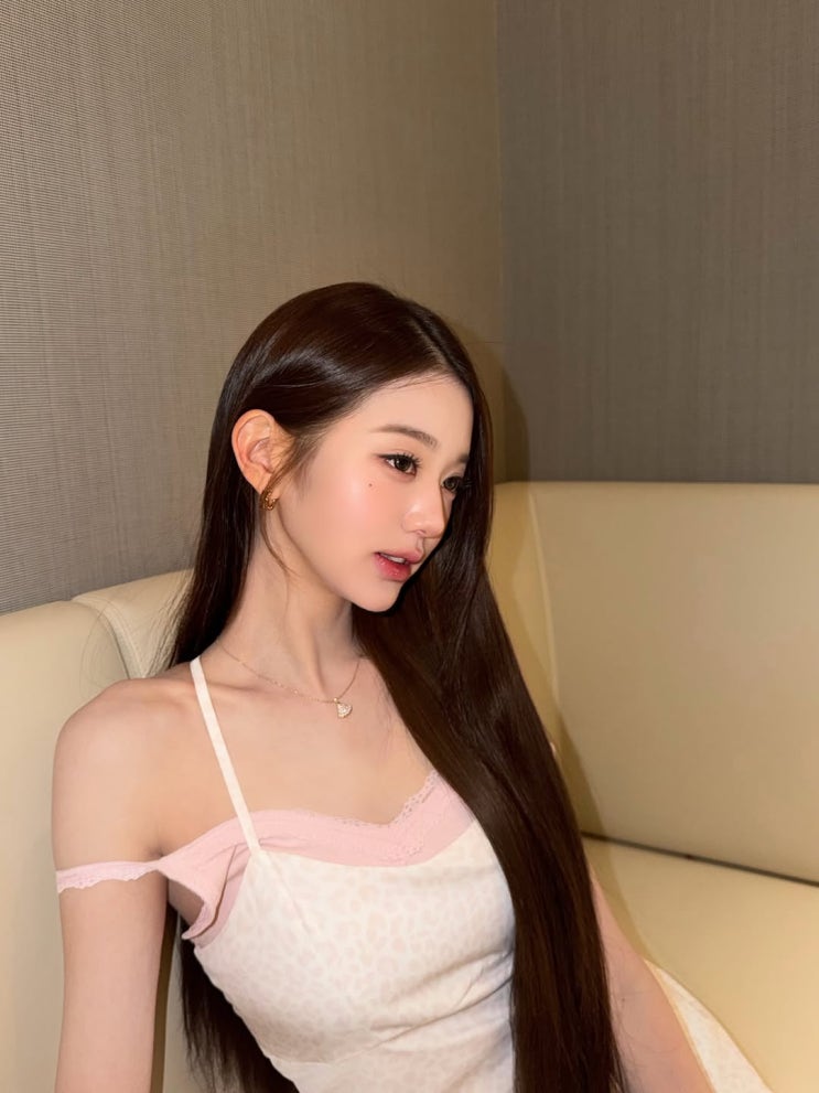  장원영, 바비인형 드레스 자태! 끈나시 원피스 직각어깨로 완성한 여신 아우라